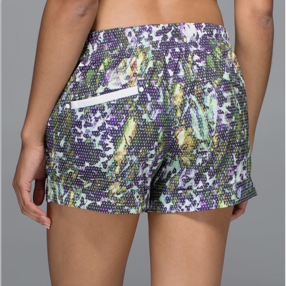 lululemon athletica Pants - Lululemon Floral Spring Breakaway Shorts • sz 6